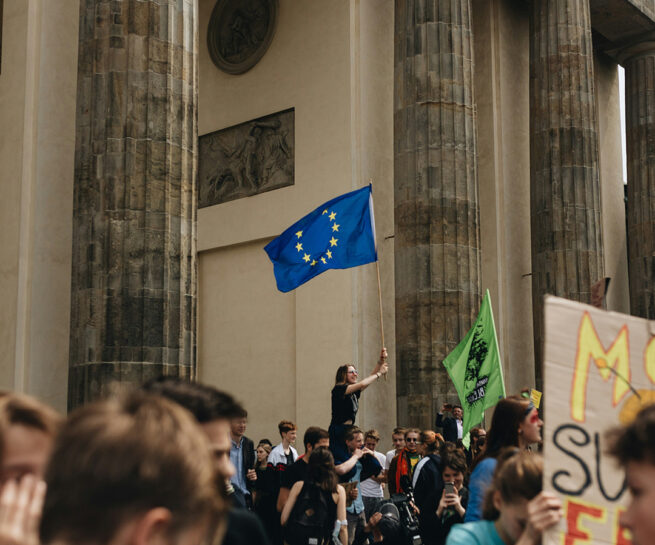 Det europeiske flagg vaier fra demonstranter