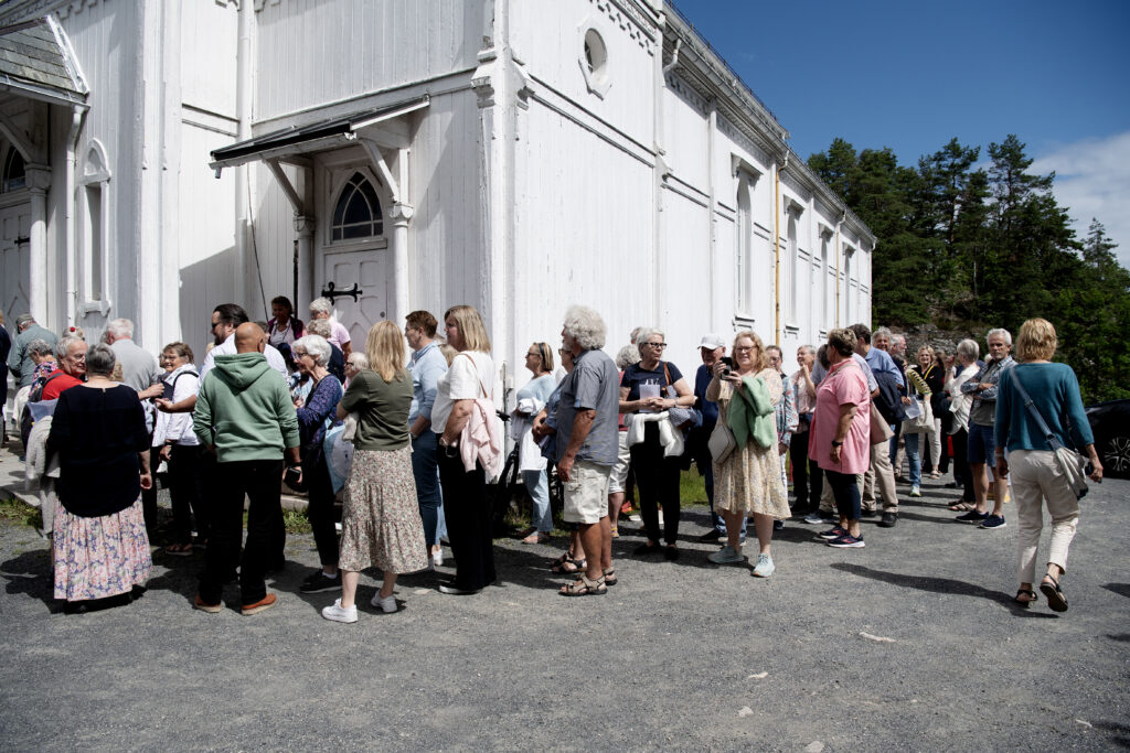 Kø foran Frydendal kirke