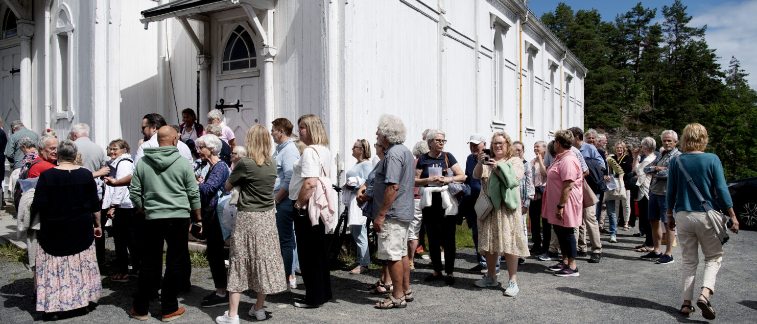 Kø foran Frydendal kirke