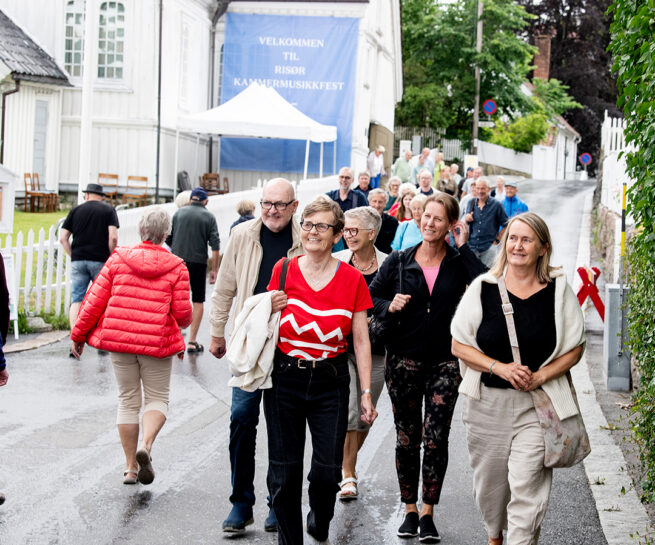 Folk som går i Risørs gater