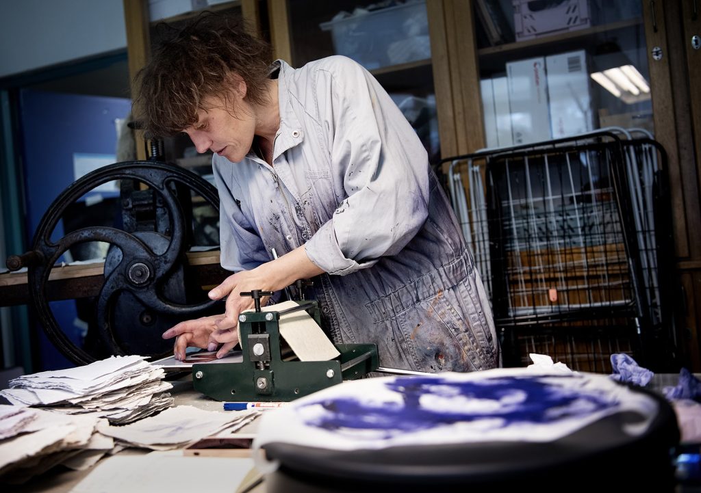 SoMe__LIV2655 copy-min Kunstner Sandra Blichert jobber med trykk